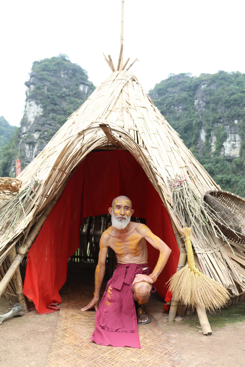 Doanh nghiệp đã bố trí một dàn diễn viên đã đóng trong phim Kong: Skull Island trong những vai diễn thổ dân. (Ảnh: Ninh Đức Phương/TTXVN)