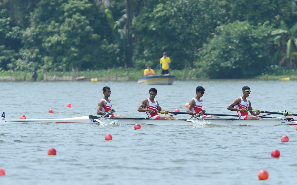 Các vận động viên đội tuyển Indonesia Mahendra Yanto, Ferdiansyah,Ali Buton, Derni Maulidzar Al Cibiffari về nhất nội dung thuyền 4 nam hạng nhẹ chèo đơn (LM4-). (Ảnh: Minh Đức/TTXVN)