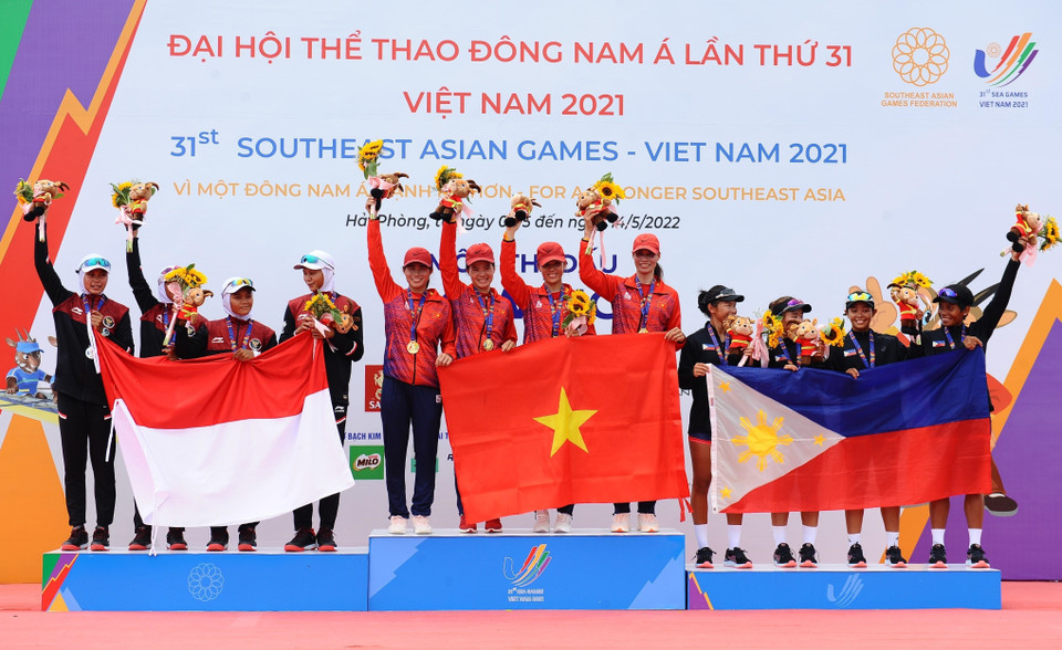 Ban Tổ chức trao huy chương vàng cho vận động viên đội tuyển Việt Nam, huy chương bạc cho vận động viên đội tuyển Indonesia và huy chương đồng cho vận động viên đội tuyển Philippines trong nội dung thi thuyền 4 nữ hạng nhẹ 2 mái chèo (LW4X). (Ảnh: Minh Đức/TTXVN) 