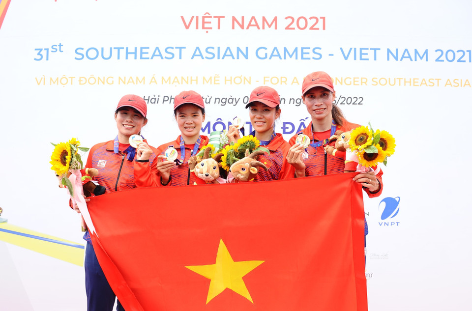 Vận động viên đội tuyển Việt Nam gồm Hồ Thị Lý, Lương Thị Thảo, Nguyễn Thị Giang và Phạm Thị Thảo đoạt huy chương vàng trong nội dung thuyền 4 nữ hạng nhẹ 2 mái chèo (LW4X). (Ảnh: Minh Đức/TTXVN)