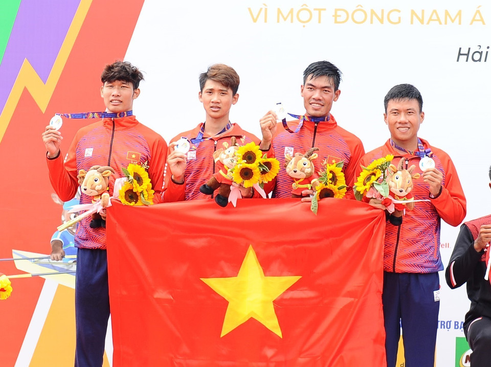 Các vận động viên đội tuyển Việt Nam gồm Võ Như Sang, Vũ Ngọc Khánh, Hoàng Văn Đạt, Phạm Chung giành huy chương bạc nội dung thuyền 4 nam hạng nhẹ chèo đơn. Ảnh: Minh Đức – TTXVN
