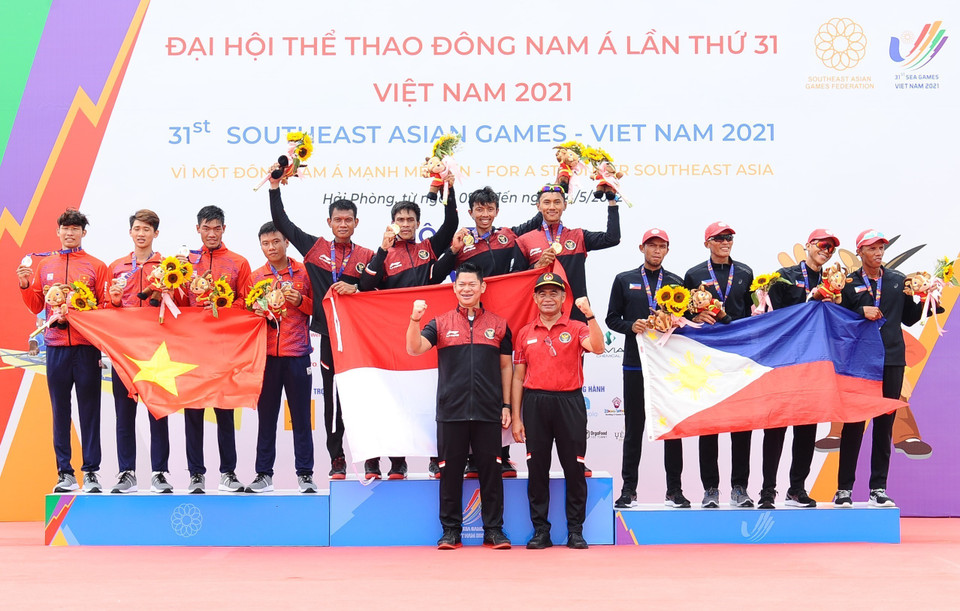 Ban Tổ chức trao huy chương cho vận động viên các đội tuyển nội dung thuyền 4 nam hạng nhẹ chèo đơn: Indonesia (huy chương vàng), Việt Nam (huy chương bạc) và huy chương đồng cho các vận động viên đội tuyển Philippines. (Ảnh: Minh Đức/TTXVN) 