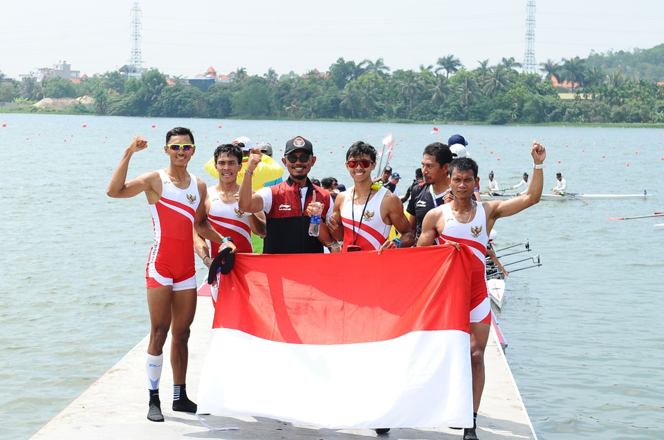 Niềm vui của các vận động viên đội tuyển Indonesia Mahendra Yanto, Ferdiansyah,Ali Buton, Derni Maulidzar Al Cibiffari đoạt huy chương vàng trong nội dung thuyền 4 nam hạng nhẹ chèo đơn (LM4-). (Ảnh: Minh Đức/TTXVN)