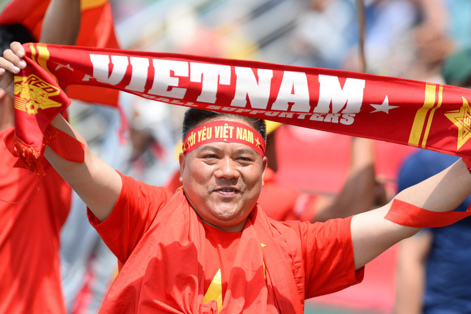 Niềm vui của các cổ động viên Việt Nam khi đội chủ nhà đoạt huy chương vàng.(Ảnh: Minh Đức/TTXVN)