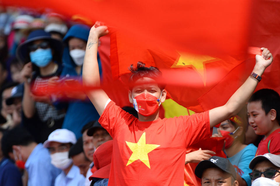 Niềm vui của các cổ động viên Việt Nam khi đội chủ nhà đoạt huy chương vàng. (Ảnh: Minh Đức/TTXVN)