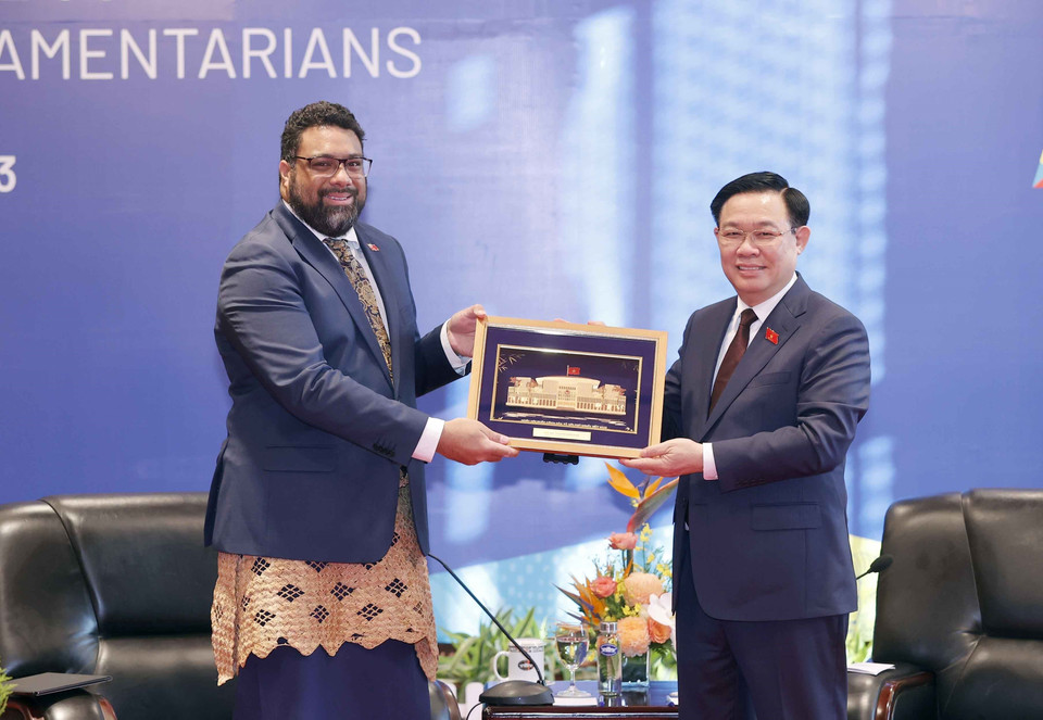 Chủ tịch Quốc hội Vương Đình Huệ trao vật phẩm lưu niệm cho Chủ tịch Quốc hội Tonga Lord Fakafanua. (Ảnh: Doãn Tấn/TTXVN)