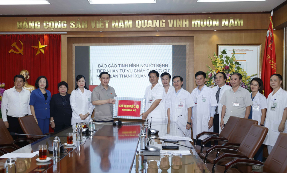 Chủ tịch Quốc hội Vương Đình Huệ tặng quà, động viên bác sỹ của Bệnh viện Bạch Mai đang trực tiếp điều trị cho các bệnh nhân vụ cháy. (Ảnh: Doãn Tấn/TTXVN)