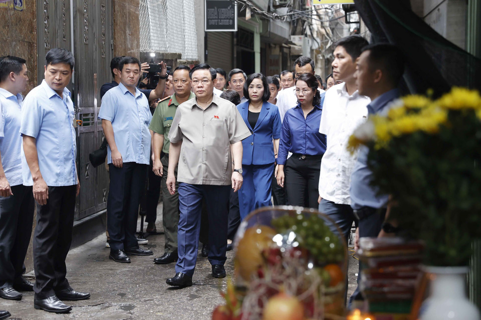 Chủ tịch Quốc hội Vương Đình Huệ đến thắp hương tưởng nhớ nạn nhân vụ cháy chung cư mini ở Khương Đình. (Ảnh: Doãn Tấn/TTXVN)