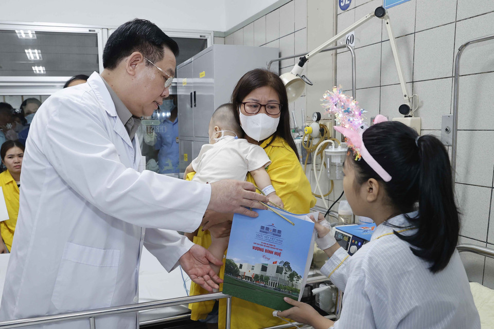 Chủ tịch Quốc hội Vương Đình Huệ thăm hỏi, tặng quà nạn nhân vụ cháy đang được điều trị tại Bệnh viện Bạch Mai. (Ảnh: Doãn Tấn/TTXVN)