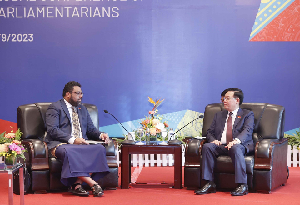 Chủ tịch Quốc hội Vương Đình Huệ tiếp Chủ tịch Quốc hội Tonga Lord Fakafanua. (Ảnh: Doãn Tấn/TTXVN)