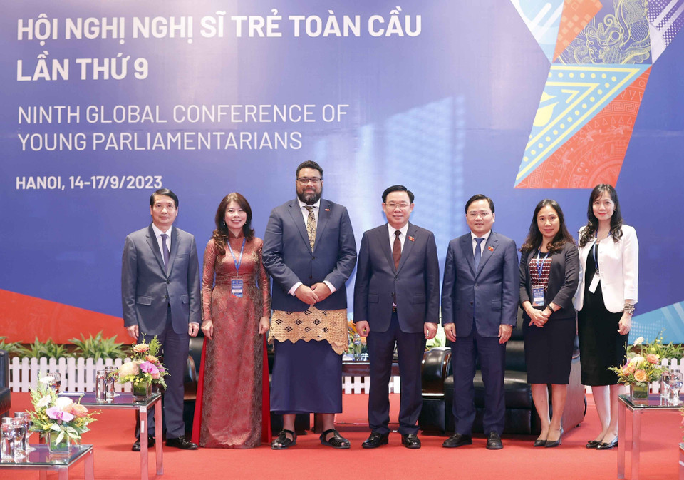 Chủ tịch Quốc hội Vương Đình Huệ chụp ảnh lưu niệm với đại biểu. (Ảnh: Doãn Tấn/TTXVN)