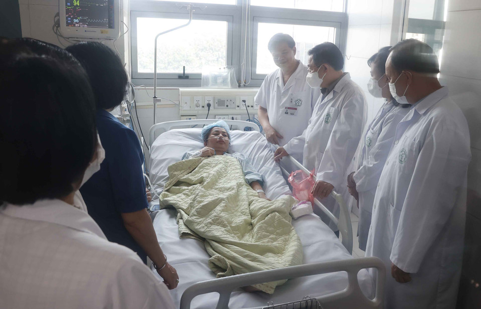 Chủ tịch Quốc hội Vương Đình Huệ thăm hỏi, tặng quà nạn nhân vụ cháy đang được điều trị tại Khoa Hồi sức Tích cực của Bệnh viện Bạch Mai. (Ảnh: Doãn Tấn/TTXVN)