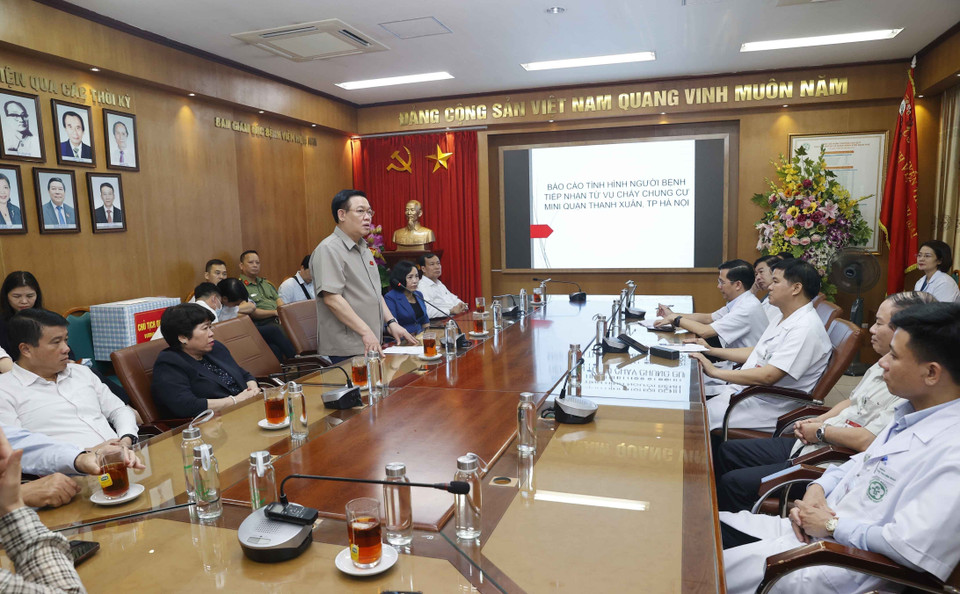 Chủ tịch Quốc hội Vương Đình Huệ phát biểu tại buổi làm việc với lãnh đạo Bệnh viện Bạch Mai. (Ảnh: Doãn Tấn/TTXVN)