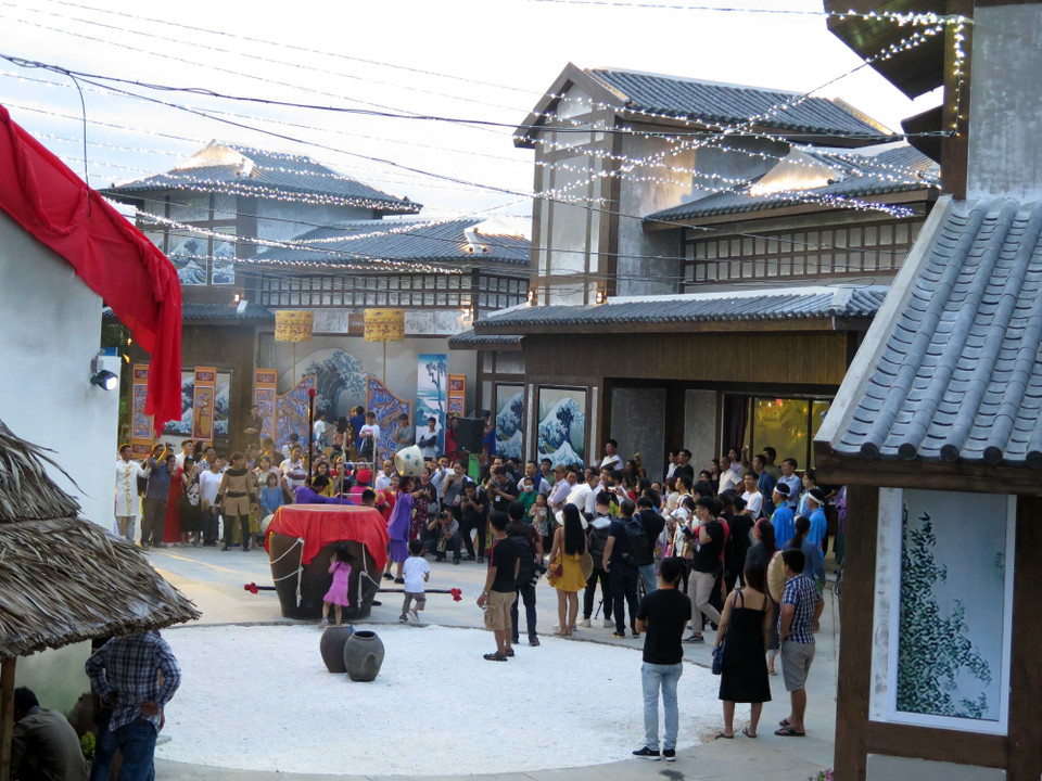  Du khách xem một tiết mục biểu diễn xiếc ở Công viên Ấn tượng Hội An. (Ảnh: Đỗ Trưởng/TTXVN)