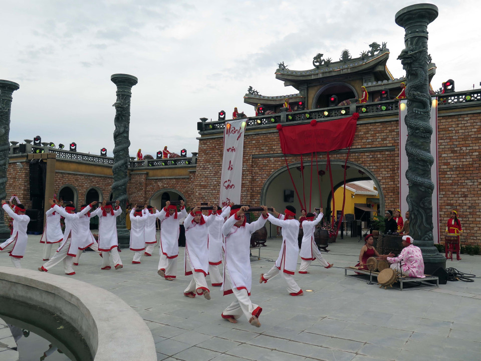 Biểu diễn múa Chăm tại Công viên Ấn tượng Hội An. (Ảnh: Đỗ Trưởng/TTXVN)