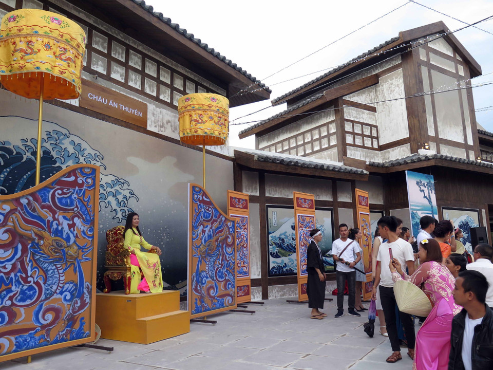 Du khách thích thú chụp ảnh ở Công viên Ấn tượng Hội An. (Ảnh: Đỗ Trưởng/TTXVN)