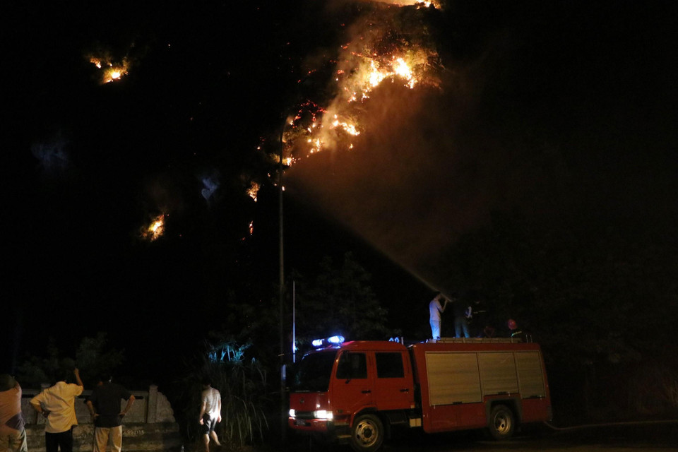 Ngay lập tức, lực lượng phòng cháy chữa cháy chuyên nghiệp cùng hàng chục phương tiện đã được điều đến hiện trường để cứu hỏa. (Ảnh: Ninh Đức Phương/TTXVN)