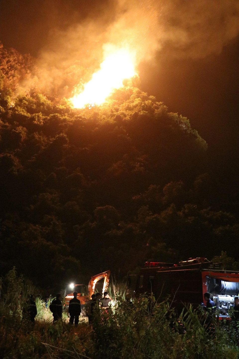 Nhiều đám cháy ở lưng chừng núi khiến việc tiếp cận gặp khó khăn. (Ảnh: Ninh Đức Phương/TTXVN)