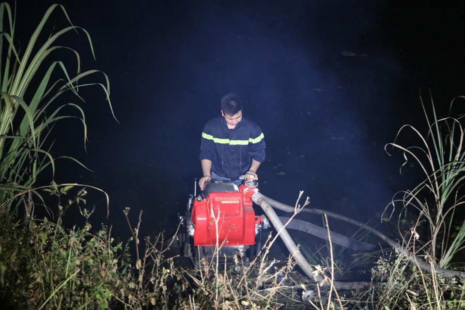 Lực lượng cứu hỏa tìm cách tiếp cận đám cháy. (Ảnh: Ninh Đức Phương/TTXVN)