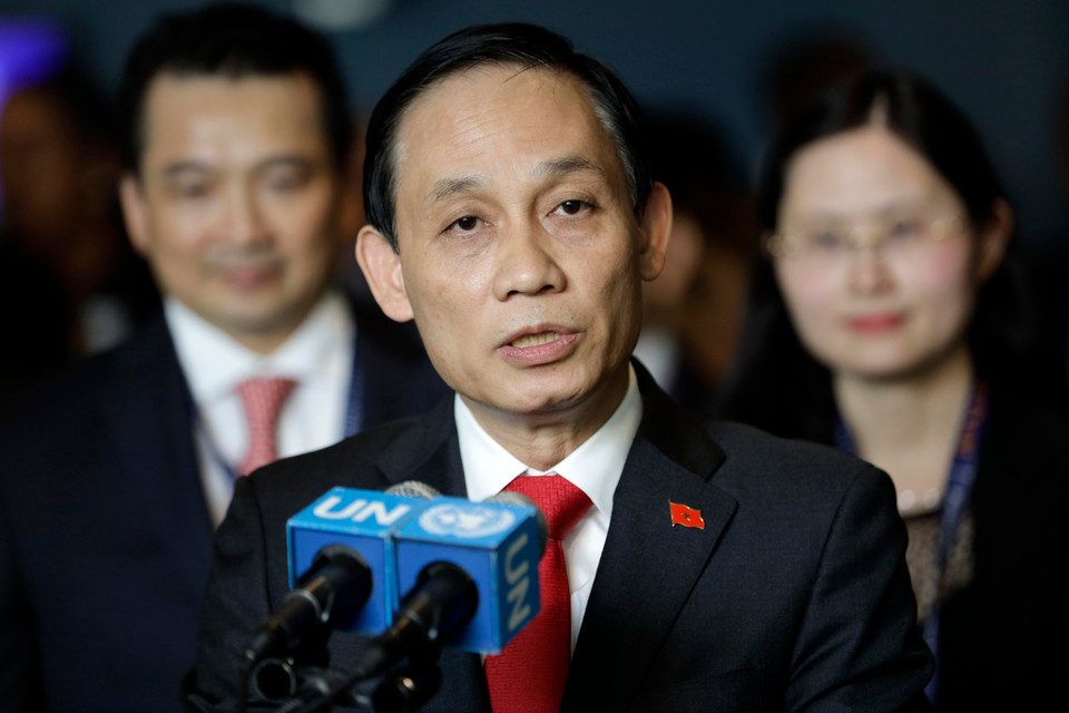 Tối 7/6/2019 (giờ Việt Nam), Chủ tịch Đại hội đồng Liên hợp quốc (LHQ) đã công bố Việt Nam chính thức trở thành ủy viên không thường trực Hội đồng Bảo an (HĐBA) LHQ nhiệm kỳ 2020-2021 với 192 trên tổng số 193 quốc gia, vùng lãnh thổ thành viên Đại hội đồng LHQ ủng hộ. Trong ảnh: Thứ trưởng Bộ Ngoại giao Lê Hoài Trung, Trưởng đoàn Việt Nam trong cuộc họp báo tại New York, Mỹ. Ông bày tỏ sự cảm ơn tới cộng đồng quốc tế và cam kết Việt Nam sẽ đóng vai trò xây dựng và có trách nhiệm trên cương vị mới tại HĐBA LHQ. (Ảnh: THX/TTXVN)
