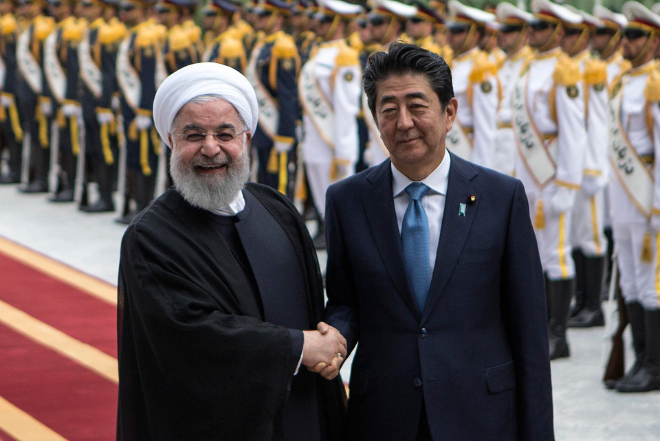 Thủ tướng Nhật Bản Shinzo Abe (phải) ngày 12/6 đã kêu gọi Iran thể hiện vai trò xây dựng trong duy trì an ninh và ổn định tại Trung Đông. Tuyên bố của nhà lãnh đạo Nhật Bản được đưa ra trong cuộc họp báo chung với Tổng thống Iran Hassan Rouhani (trái), sau cuộc hội đàm ở thủ đô Tehran, trong khuôn khổ chuyến công du nước Cộng hòa Hồi giáo. (Ảnh: THX/TTXVN)