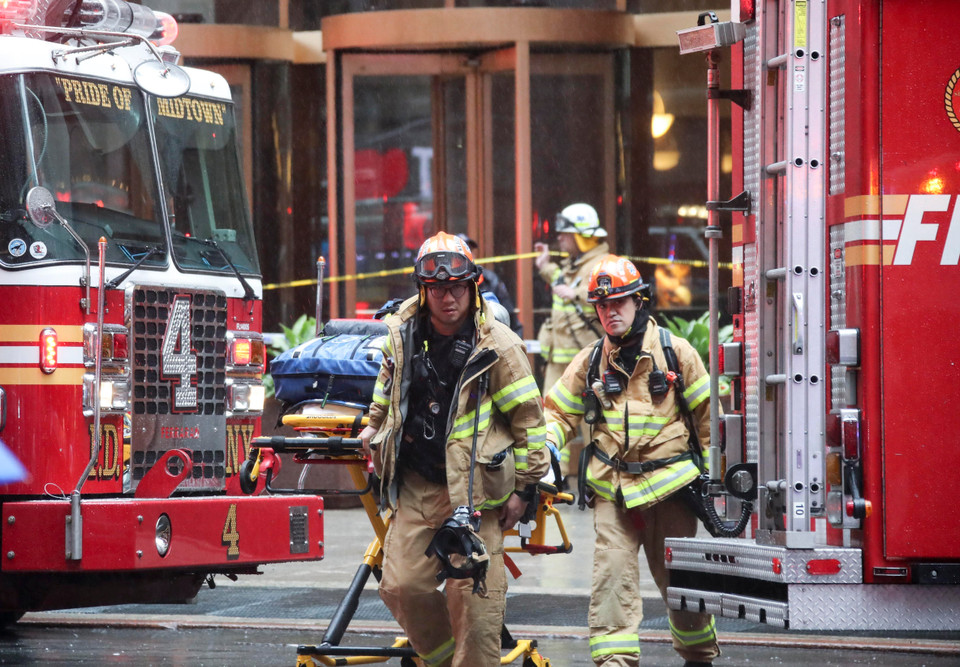 Một máy bay trực thăng đã gặp nạn khi hạ cánh xuống mái của tòa nhà AXA Equitable Center, cao 54 tầng, tại khu vực Midtown Manhattan, thành phố New York, Mỹ ngày 10/6/2019. Sở cứu hỏa New York ngay lập tức huy động hơn một trăm lính cứu hỏa tới hiện trường. Thông báo của cơ quan này cũng cho biết một người chưa rõ danh tính đã thiệt mạng, có thể là phi công của chiếc trực thăng. (Ảnh: THX/TTXVN)