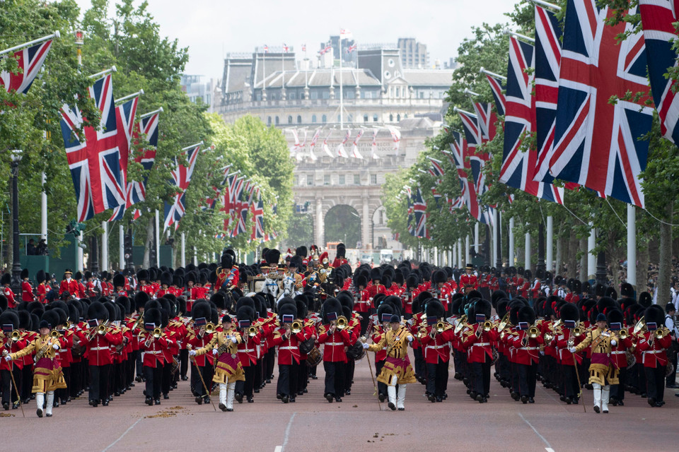 Ngày 8/6, thủ đô London của Anh đã tổ chức lễ diễu binh ấn tượng mang tên Đoàn diễu binh màu sắc (trong ảnh), mừng sinh nhật chính thức lần thứ 93 của Nữ hoàng Anh Elizabeth II. Khoảng 1.400 sỹ quan mặc đồng phục, đội mũ da gấu, 300 con ngựa và 400 nhạc công đã tham gia đoàn diễu binh đi qua chào Nữ hoàng Anh. Hàng nghìn người dân Anh đã tập trung quanh khu vực đoàn diễu hành và gần công viên St. James để chứng kiến các hoạt động mừng sinh nhật Nữ hoàng. (Ảnh: AFP/TTXVN)