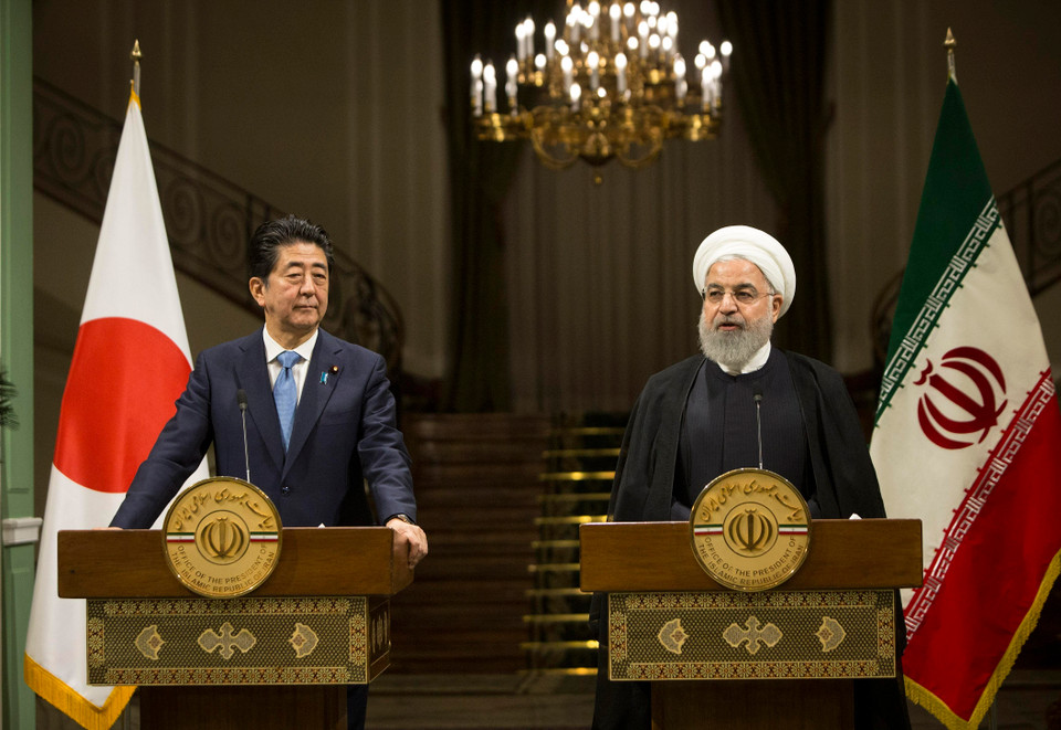Thủ tướng Nhật Bản Shinzo Abe (trái) ngày 12/6 đã kêu gọi Iran thể hiện vai trò xây dựng trong duy trì an ninh và ổn định tại Trung Đông. Tuyên bố của nhà lãnh đạo Nhật Bản được đưa ra trong cuộc họp báo chung với Tổng thống Iran Hassan Rouhani (phải), sau cuộc hội đàm ở thủ đô Tehran, trong khuôn khổ chuyến công du nước Cộng hòa Hồi giáo. (Ảnh: THX/TTXVN)