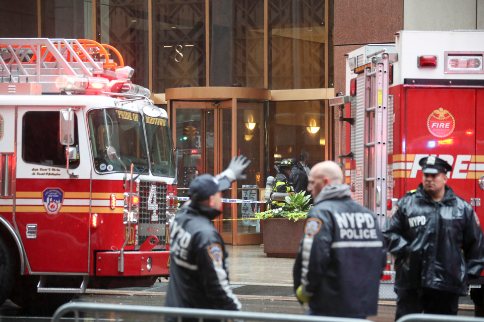 Một máy bay trực thăng đã gặp nạn khi hạ cánh xuống mái của tòa nhà AXA Equitable Center, cao 54 tầng, tại khu vực Midtown Manhattan, thành phố New York, Mỹ ngày 10/6/2019. Sở cứu hỏa New York ngay lập tức huy động hơn một trăm lính cứu hỏa tới hiện trường. Thông báo của cơ quan này cũng cho biết một người chưa rõ danh tính đã thiệt mạng, có thể là phi công của chiếc trực thăng. (Ảnh: THX/TTXVN)