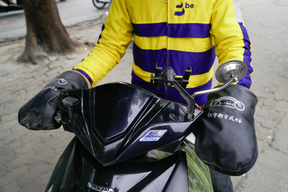 Găng tay loại đặc biệt để chống chịu sự buốt giá của thời tiết. (Ảnh: Minh Hiếu/Vietnam+)