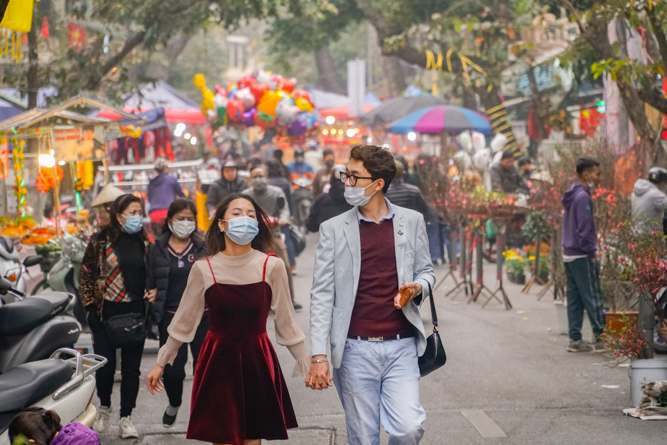 Với người dân Hà Nội, nói đến ngày Tết không thể không nhắc đến thú vui đi dạo chợ hoa Hàng Lược. (Ảnh: Minh Hiếu/Vietnam+)