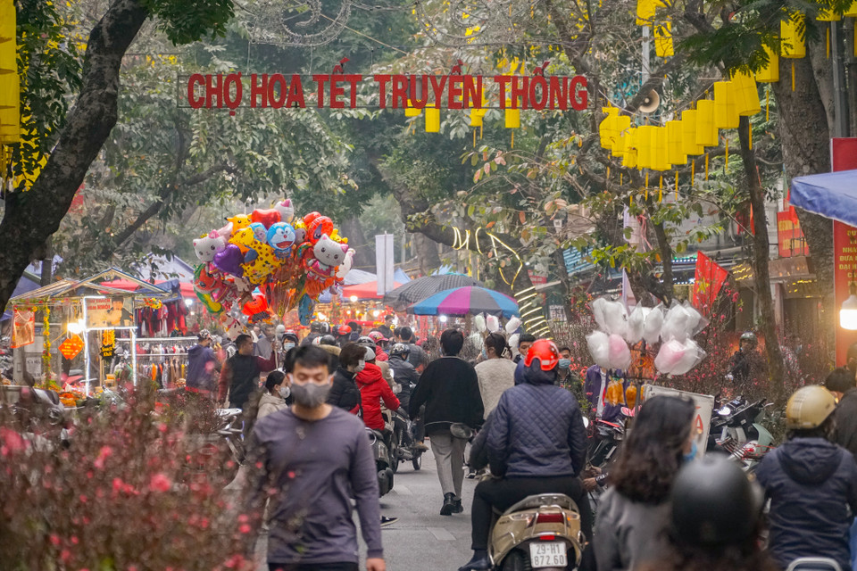 Dù Hà Nội có rất nhiều chợ hoa nổi tiếng khác nhau, song với những ai thích hoài niệm một cái Tết xưa thì chợ hoa phố cổ Hàng Lược vẫn là điểm mua sắm không thể bỏ qua trong những ngày giáp Tết. (Ảnh: Minh Hiếu/Vietnam+)
