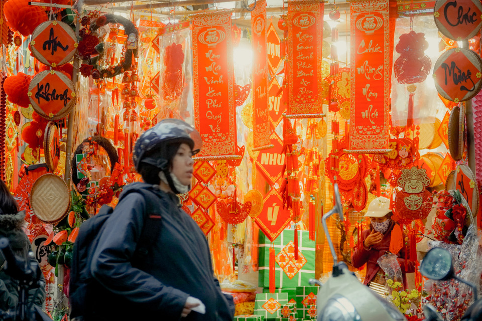 Dòng người mua bán tấp nập làm không khí Tết như đang cận kề. (Ảnh: Minh Hiếu/Vietnam+)