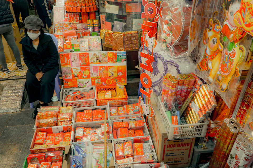 Sạp bán bao lì xì với đủ loại mẫu mã, giá cả phải chăng, dao động từ 8.000-16.000 đồng/6 chiếc. (Ảnh: Minh Hiếu/Vietnam+)