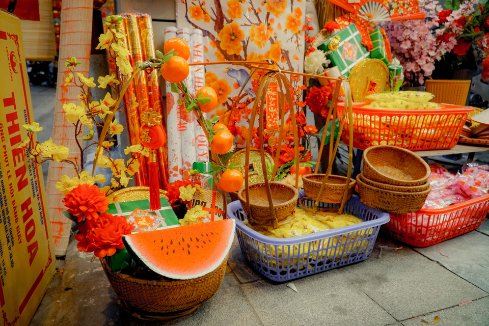 Bên cạnh đó, năm nay phố Hàng Mã bày bán nhiều sản phẩm trang trí mới như mẹt trang trí chữ; mẹt trang trí hoa quả, gánh hàng tranh trí... (Ảnh: Minh Hiếu/Vietnam+)