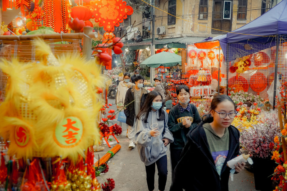 Ai cũng đều nhanh chóng chọn cho mình những đồ trang trí Tết phù hợp. (Ảnh: Minh Hiếu/Vietnam+)