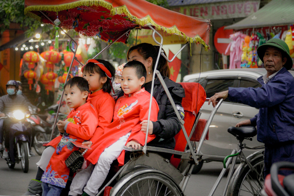 Dạo phố cuối năm tận hưởng không khí Tết đang đến gần...(Ảnh: Minh Hiếu/Vietnam+)