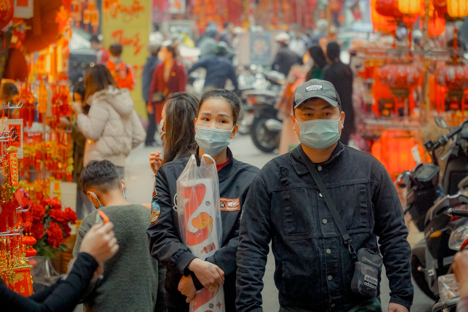 Tuy nhiên, mỗi người dân cũng đã có ý thức trong việc phòng chống bệnh dịch, như là đeo khẩu trang, tránh tiếp xúc… (Ảnh: Minh Hiếu/Vietnam+)