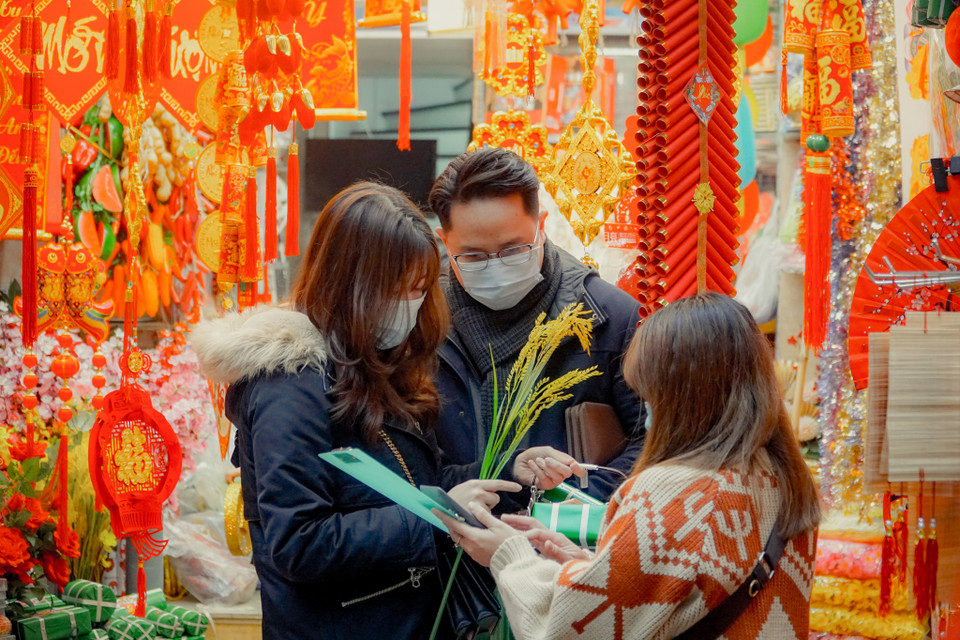 Đây cũng là thời gian lý tưởng để người dân mua sắm những món đồ trang trí, đưa Tết về sớm hơn với không gian sống của gia đình. (Ảnh: Minh Hiếu/Vietnam+)