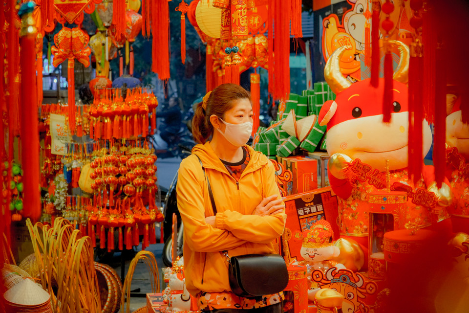 Đặc biệt, năm nay là năm Tân Sửu nên trên phố cũng bày bán các đồ trang trí gắn với linh vật là con trâu, tạo sự mới mẻ, thích thú cho người chơi. (Ảnh: Minh Hiếu/Vietnam+)