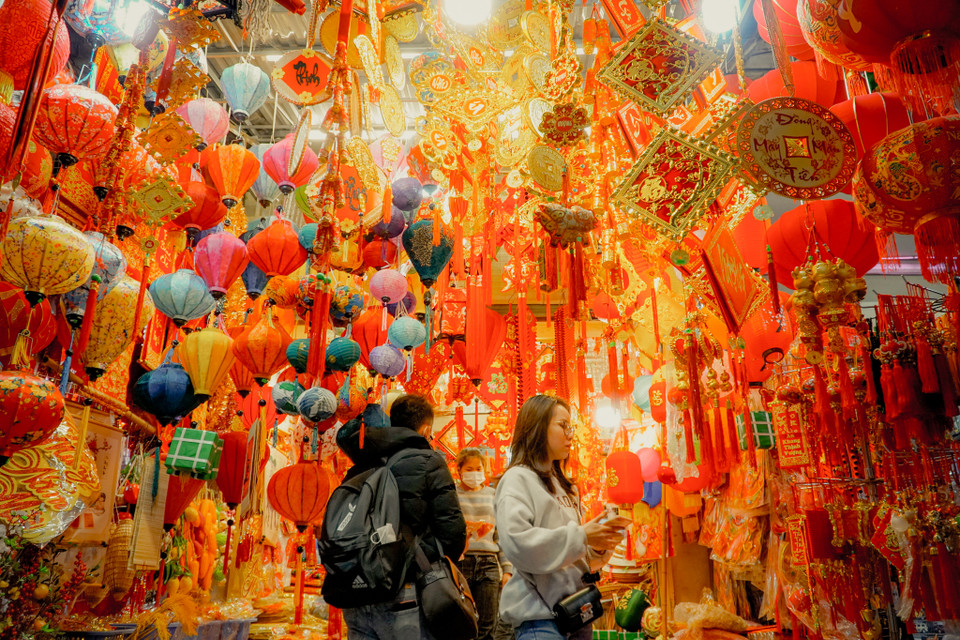 Phố Hàng Mã ngợp sắc đỏ trước thềm Xuân Tân Sửu 2021. (Ảnh: Minh Hiếu/Vietnam+)