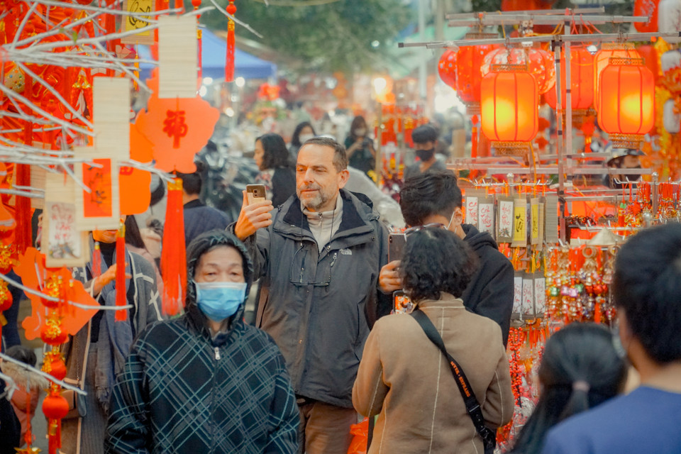 Một số khách nước ngoài ‘quên’ mất việc đeo khẩu trang nơi công cộng. (Ảnh: Minh Hiếu/Vietnam+)