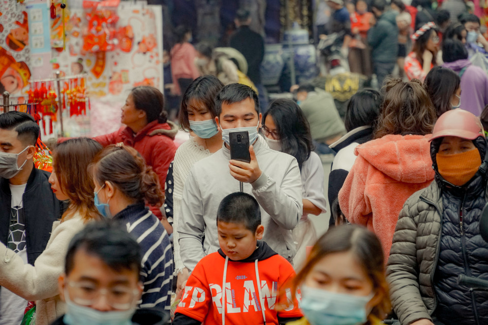 Mặc dù dịch COVID-19 đã quay trở lại nhưng người dân tại đây vẫn tụ tập khá đông đúc. (Ảnh: Minh Hiếu/Vietnam+)