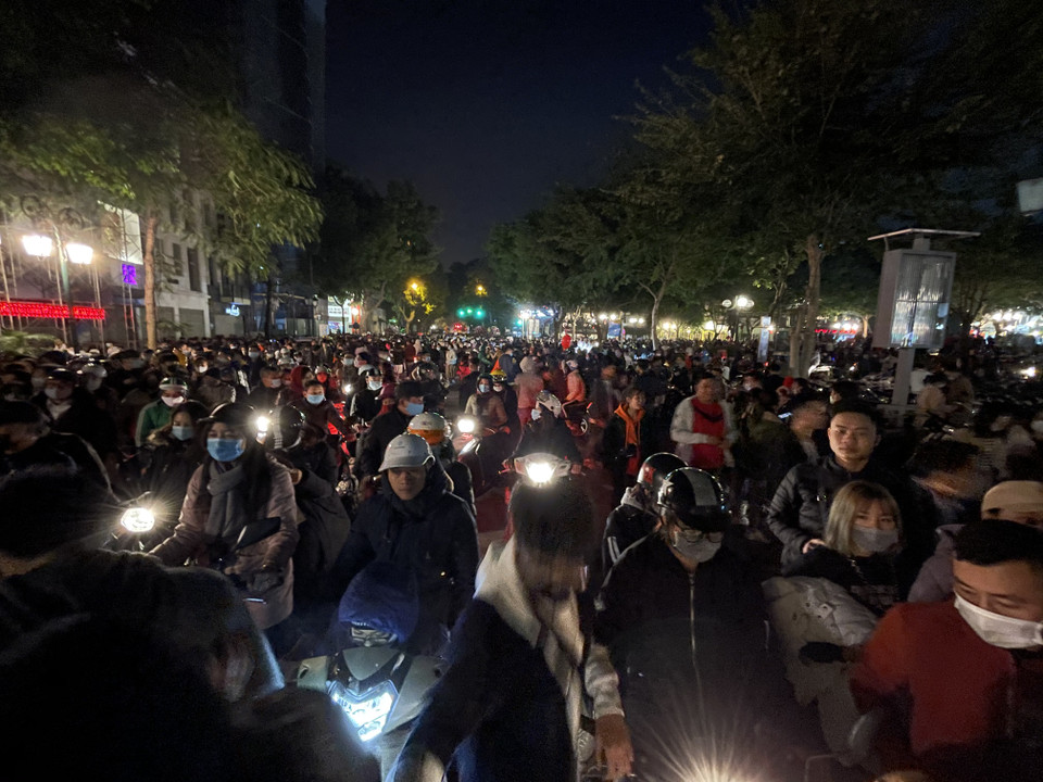 Sau khi kết thúc bắn pháo hoa, dòng người ra về làm tắc cục bộ khu vực xung quanh Nhà hát lớn. (Ảnh: Minh Hiếu/Vietnam+)