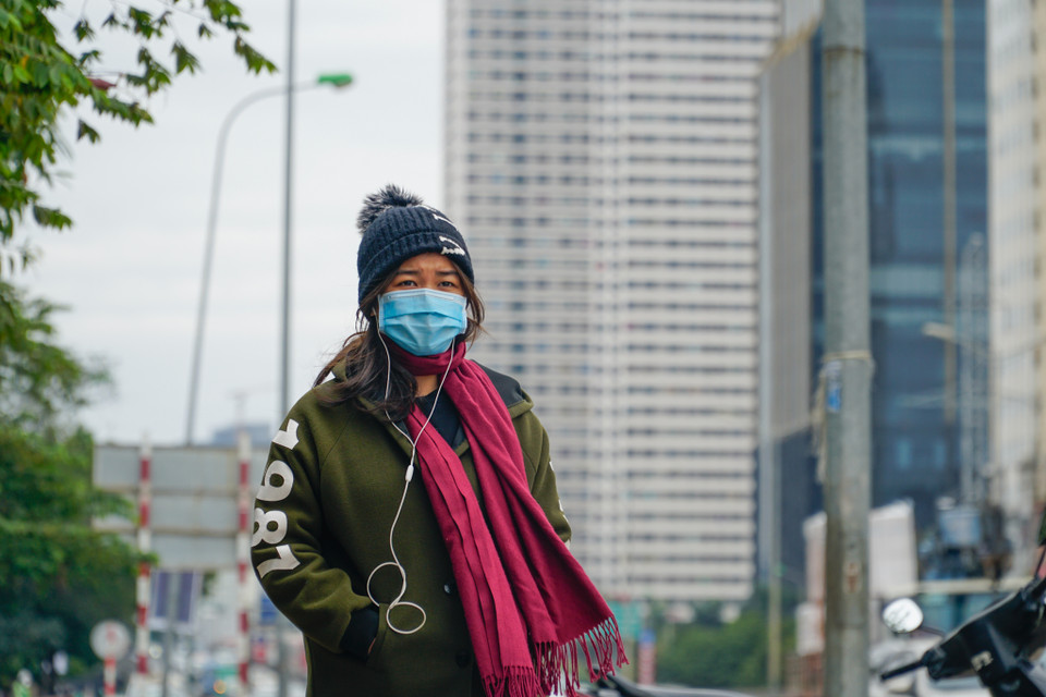 Người dân cần biết cách giữ ấm và phòng chống rét cho bản thân và gia đình. Người lớn tuổi nên lưu ý giữ nhiệt độ chung trong phòng cho đủ ấm, mặc quần áo vừa phải và luôn luôn kiểm tra trẻ nhỏ. (Ảnh: Minh Hiếu/Vietnam+) 