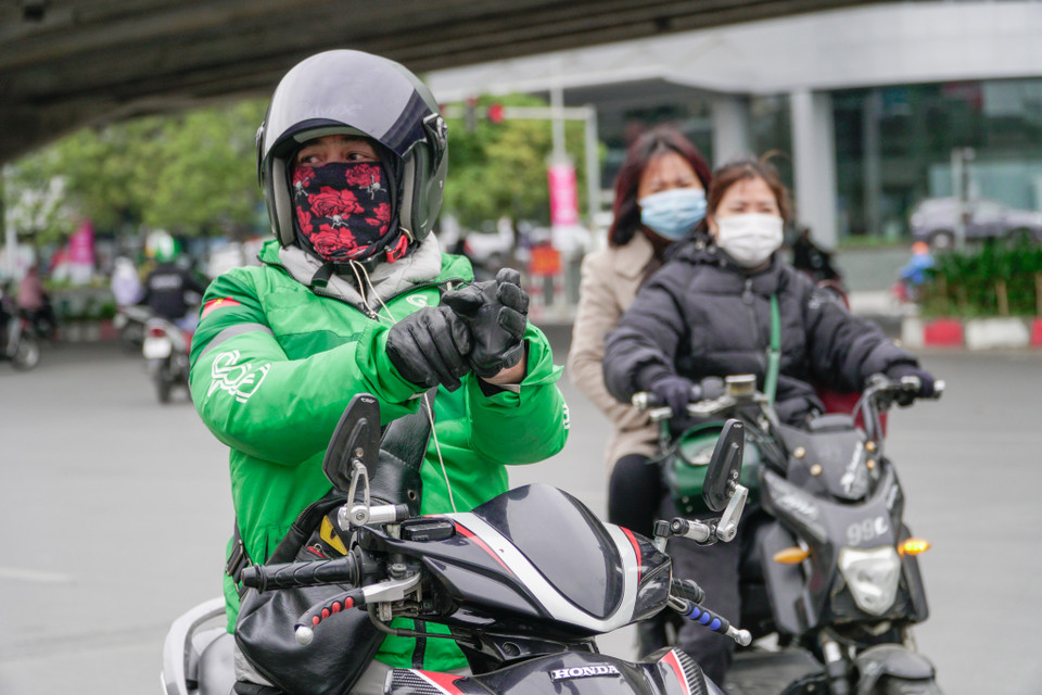 Anh Đỗ Duy Khánh (45 tuổi), một tài xế công nghệ cho biết vào những ngày trở lạnh như thế này, anh phải mặc ấm gấp đôi ngày thường để di chuyển trong một ngày dài. (Ảnh: Minh Hiếu/Vietnam+)