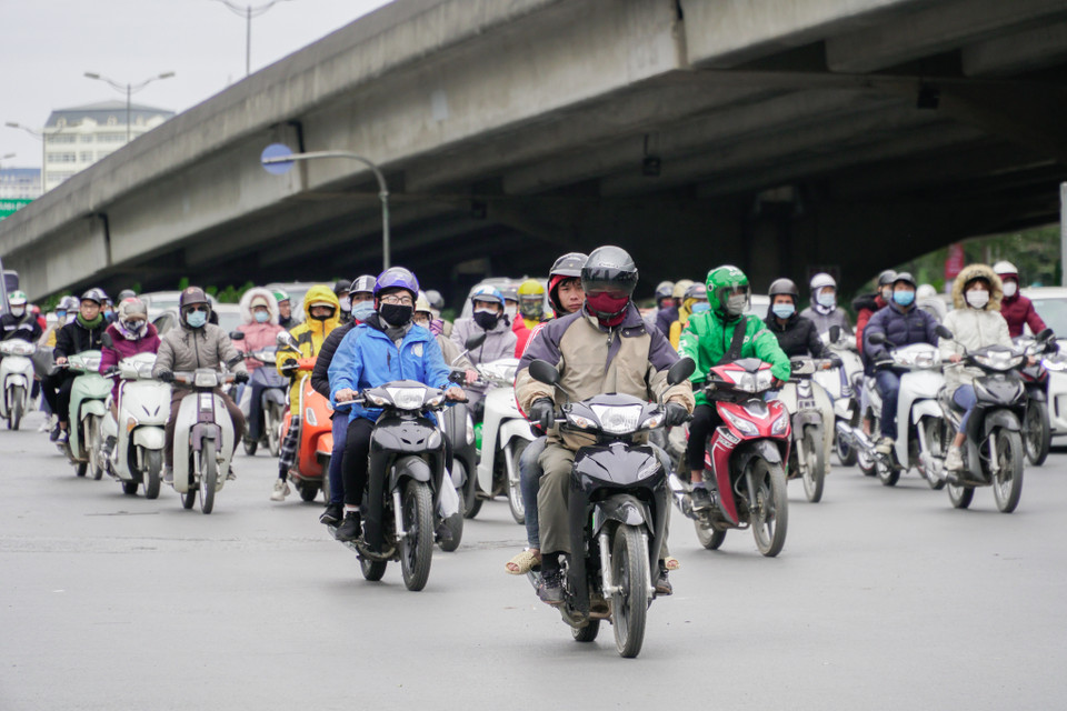 Sáng ngày 8/1, do ảnh hưởng của không khí lạnh tăng cường khiến nhiệt độ tại Hà Nội giảm mạnh xuống thấp, nhiều người ra đường phải mặc áo khoác dày, quàng khăn… để chống lại đợt lạnh nhất kể từ đầu Đông. (Ảnh: Minh Hiếu/Vietnam+)