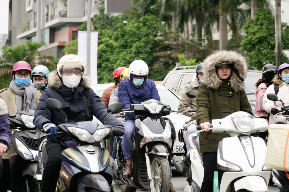 Do trời lạnh sâu nên người dân khi ra đường đều trang bị đầy đủ khăn len, găng tay... (Ảnh: Minh Hiếu/Vietnam+)