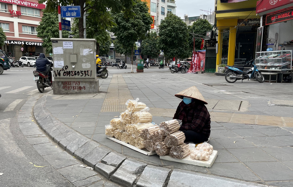 Khi thời tiết xuống dưới 10 độ C, người già và trẻ em có khả năng mắc các bệnh lý như hen phế quản, bệnh phổi tắc nghẽn mạn tính, giãn phế quản, tăng huyết áp, tai biến mạch máu não, xương khớp, không được điều trị kịp thời có thể dẫn tới viêm phổi, suy hô hấp, đột quỵ, ảnh hưởng đến tính mạng. (Ảnh: Minh Hiếu/Vietnam+)