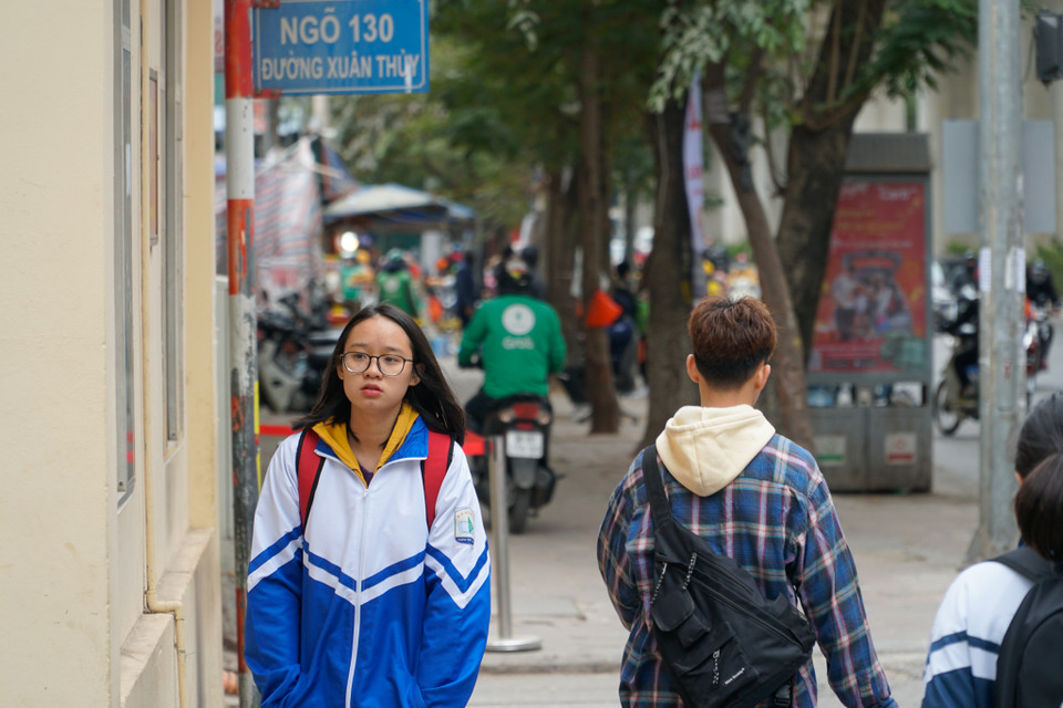Một vài học sinh mặc quần áo khá phong phanh trong thời tiết lạnh. (Ảnh: Minh Hiếu/Vietnam+)